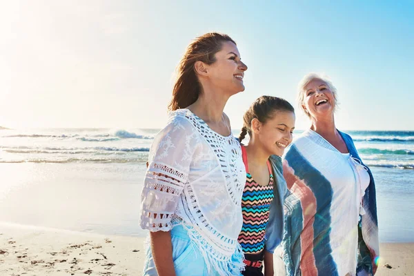 Три Поколения Женщин Старшая Женщина Проводит День Пляже Своей Дочерью — стоковое фото