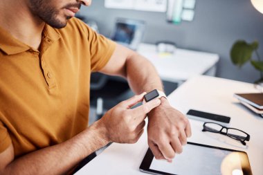 Zaman, tebligat ve son teslim tarihi için saati olan bir adam, randevu ya da mesaj okuma. Dijital, teknoloji ve ofiste zamanlama, organizasyon ve bağlantı için elektronik aletleri olan bir çalışan.