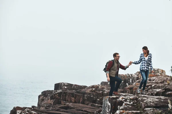 远足总是一个不错的约会想法 一对年轻夫妇一起探索大自然 — 图库照片