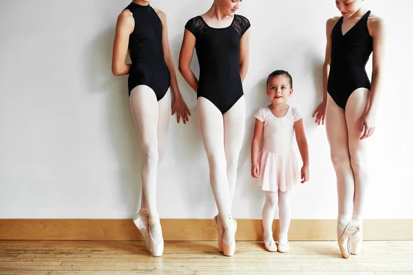 Met Friends Ballet Class Group Young Ballerinas Teaching Little Girl — Stock Photo, Image