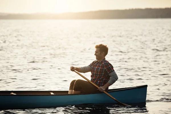 Way Adventure Young Man Rowing Boat Out Lake — Stock Photo, Image