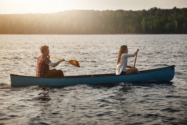 人生を一度に一列ずつ生きるだけだ 湖でボートを漕いでいる若いカップルが — ストック写真