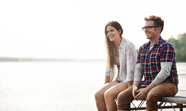 街を形成し 自然に戻ってください 桟橋に座っている幸せな若いカップルは — ストック写真