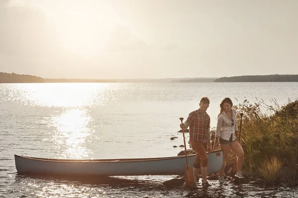 Lago Ótimo Lugar Para Amor Jovem Casal Indo Para Passeio — Fotografia de Stock