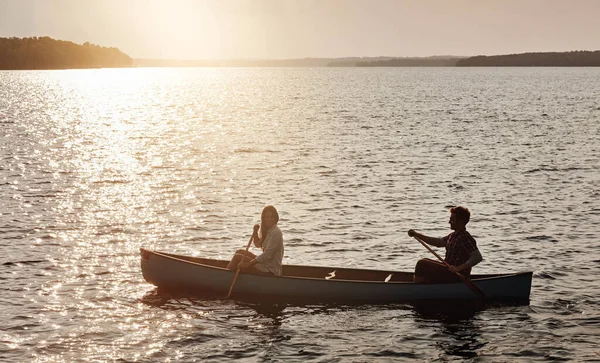 Nature Beautiful Explore Young Couple Rowing Boat Out Lake — Stock Photo, Image