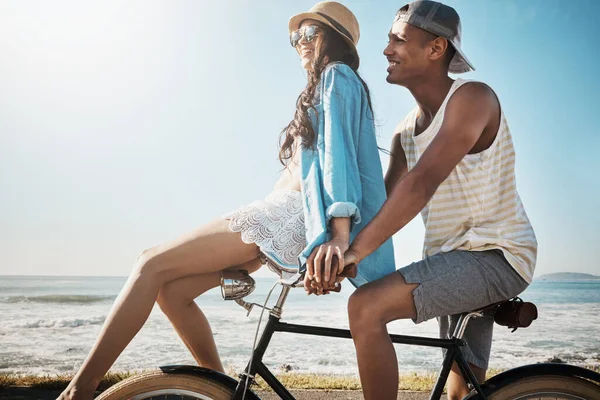 Fresh Air Does Hearts Good Young Couple Riding Bicycle Together — Stock Photo, Image