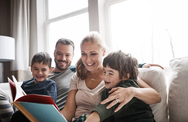 Ufaklıklarla Masal Zamanı Sevimli Kardeş Aileleriyle Birlikte Kitap Okurken Evdeki — Stok fotoğraf