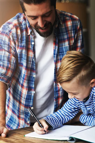 Bir Çocuk Için Önemli Şey Mutluluğudur Küçük Oğluna Ödevlerinde Yardım — Stok fotoğraf