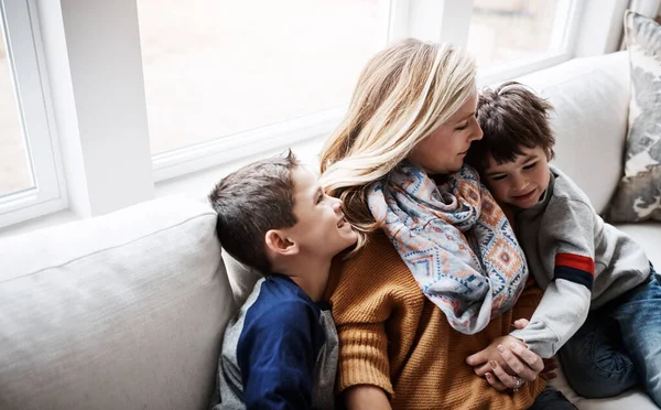 Hiçbir Şey Bağın Yanına Yaklaşamaz Sevimli Çocuk Anneleriyle Evdeki Kanepede — Stok fotoğraf