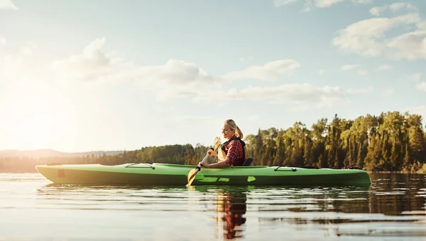 冒険の機会を見逃すことはありません 湖でカヌーに乗るための魅力的な若い女性 — ストック写真