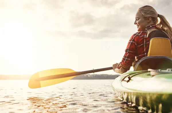 他のすべてを脱出する 湖でカヌーに乗るための魅力的な若い女性 — ストック写真