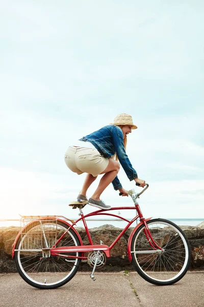 Estou Fazê Uma Jovem Mulher Alegre Andando Bicicleta Descendo Uma — Fotografia de Stock