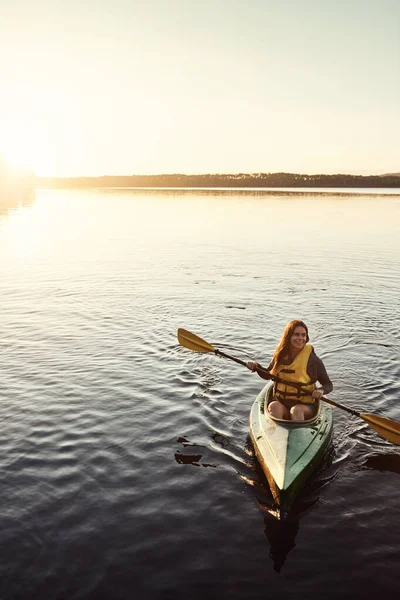 水とカヤックの中でアウト 美しい若い女性が屋外の湖でカヤックをし — ストック写真