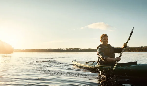 Каяк Твой Путь Счастью Молодой Человек Плавает Байдарках Озеру — стоковое фото