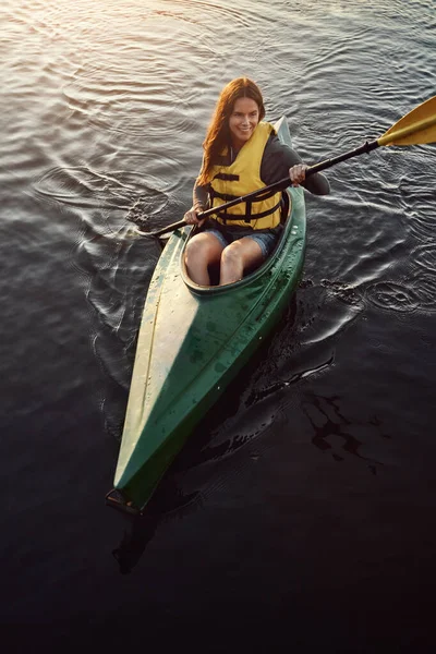 Приключение Зовет Идет Каяке Высокоугольный Снимок Красивой Молодой Женщины Плавающей — стоковое фото