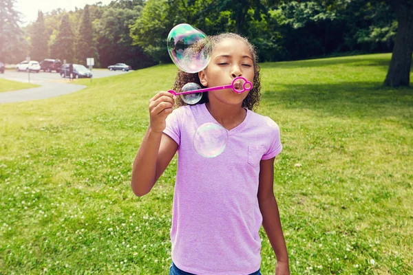 Бульбашки Можуть Бути Настільки Веселими Маленька Дівчинка Дме Бульбашки Відкритому — стокове фото