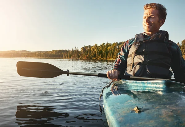 Sur Eau Aspirait Être Jeune Homme Faisant Kayak Sur Lac — Photo
