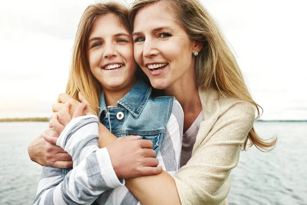 填补彼此生活中最大的笑容 母亲和女儿在户外结合的肖像 — 图库照片