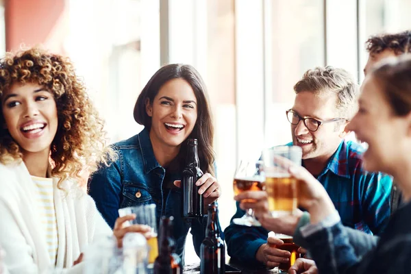 Χαλαρώνεις Φίλους Μετά Δουλειά Μια Ομάδα Φίλων Απολαμβάνοντας Μερικές Μπύρες — Φωτογραφία Αρχείου