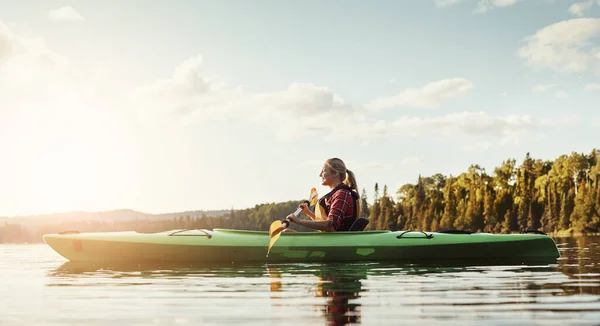 Esgueirar Para Vida Selvagem Uma Jovem Atraente Para Passear Canoa — Fotografia de Stock