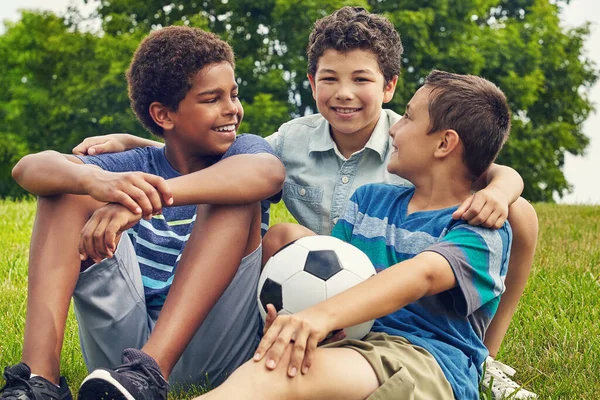 我们是一群卑鄙的朋友 一群男孩子在公园里出去踢足球 — 图库照片