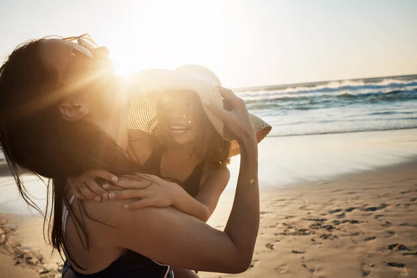 在海滩上开怀大笑 一个年轻的女人和她的女儿在海滩上度过了一天 — 图库照片