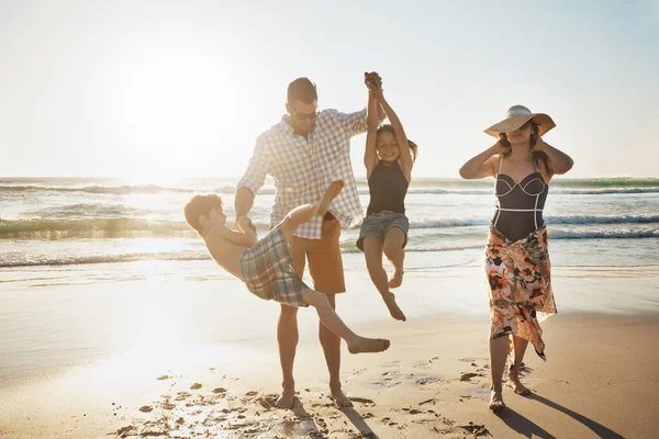 Plaża Jest Zabawna Dla Wszystkich Czteroosobowa Rodzina Spędzająca Dzień Plaży — Zdjęcie stockowe