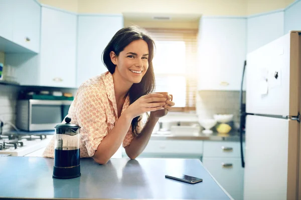 Кофе Расслабишься Привлекательная Молодая Женщина Выпивающая Чашку Кофе Дома — стоковое фото