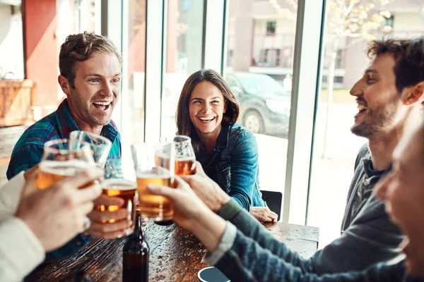 Hora Celebrar Grupo Amigos Haciendo Brindis Mientras Disfrutan Bar — Foto de Stock