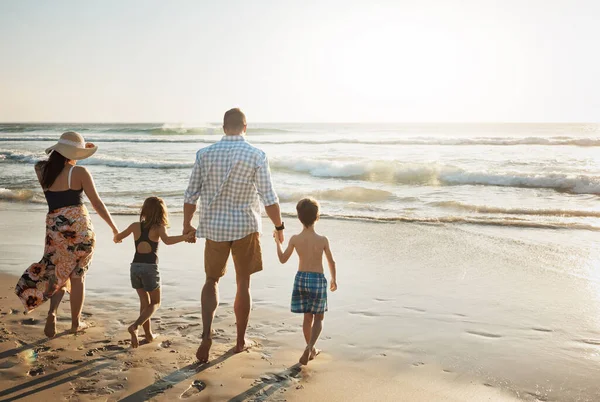 Охлаждается Летом Семья Четырех Человек Проводит День Пляже — стоковое фото