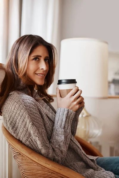 Kawa Dopełnia Dzień Sofy Atrakcyjna Młoda Kobieta Relaksująca Się Domu — Zdjęcie stockowe