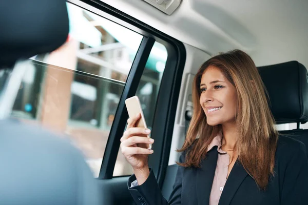Bewerten Sie Bitte Ihre Chauffeurerfahrung Eine Reife Geschäftsfrau Mit Einem — Stockfoto