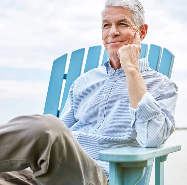 Gönnen Sie Sich Einen Erholsamen Ruhestand Ein Nachdenklicher Älterer Mann — Stockfoto