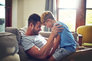 Babalık, ciddiye alınması gereken büyük bir sorumluluk ve hediyedir. Bir adam oğluyla evde biraz vakit geçirir.