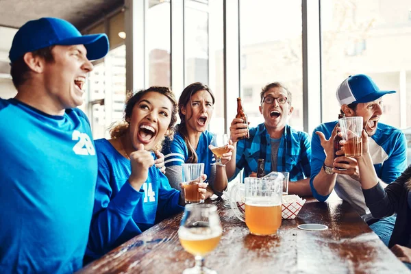 大きなゲームの準備ができています バーでスポーツの試合を見ながらビールを飲んでいる友人たちが — ストック写真
