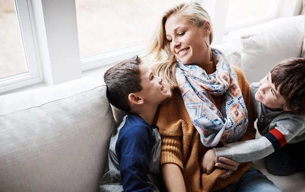 家庭时间在家庭前线 两个可爱的小男孩在家里的沙发上和妈妈在一起 — 图库照片