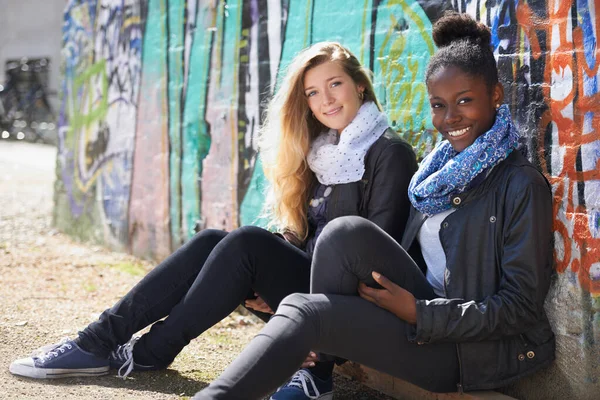 Stylish Women Sitting Outdoor Wall Campus Smiling Young Female Friends — Stock Photo, Image