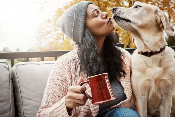 Kürküm Için Öpücükler Genç Bir Kadın Köpeğiyle Dışarıda Dinleniyor — Stok fotoğraf