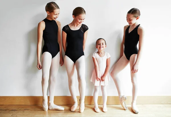 バレリーナのスーパースターだ ダンススタジオで少女バレエを教えている若いバレリーナのグループが — ストック写真