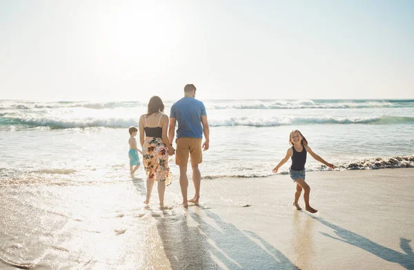 Plaj Benim Sevdiğim Yerdir Dört Kişilik Bir Aile Günü Sahilde — Stok fotoğraf