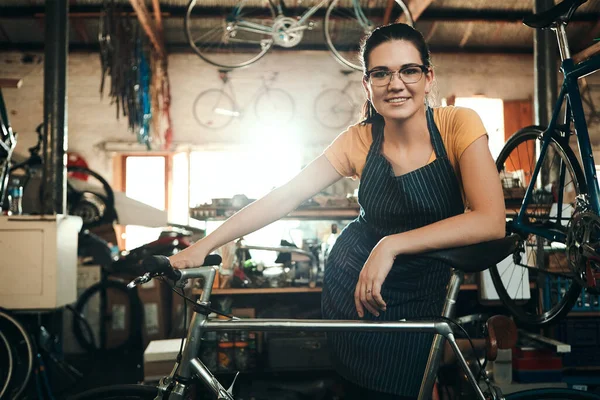 Παροχή Φιλικό Και Επαγγελματικό Ποδήλατο Επισκευής Πορτραίτο Νεαρής Γυναίκας Που — Φωτογραφία Αρχείου