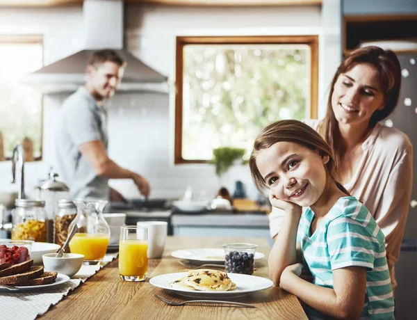朝食は一日で一番おいしい時間です 家で両親と朝食をとる少女の肖像画 — ストック写真