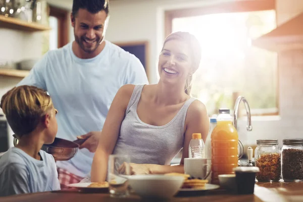 Fazem Ganhar Dia Menino Tomando Café Manhã Com Seus Pais — Fotografia de Stock