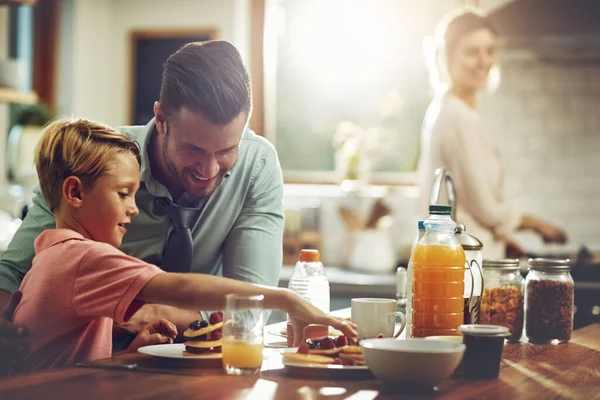 把好东西堆积起来一个人和他的儿子一起吃早饭的时候 — 图库照片