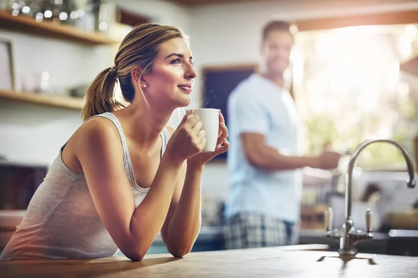 Koffie Helpt Mijn Dag Plannen Een Jonge Vrouw Het Hebben — Stockfoto