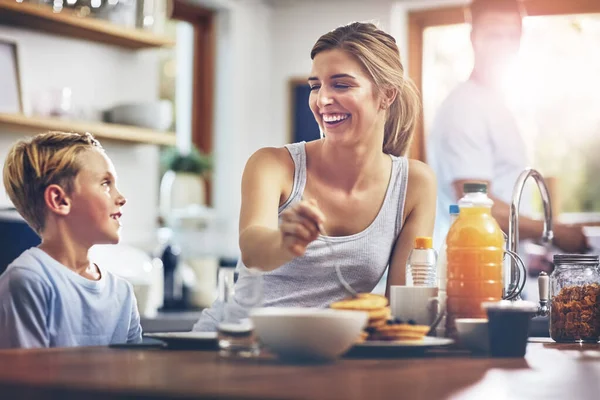Encanta Cuidar Hijo Una Mujer Sentada Con Hijo Mientras Desayuna — Foto de Stock