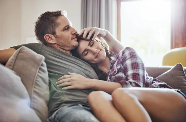 Rien Dit Détente Comme Câlin Sur Canapé Jeune Couple Relaxant — Photo