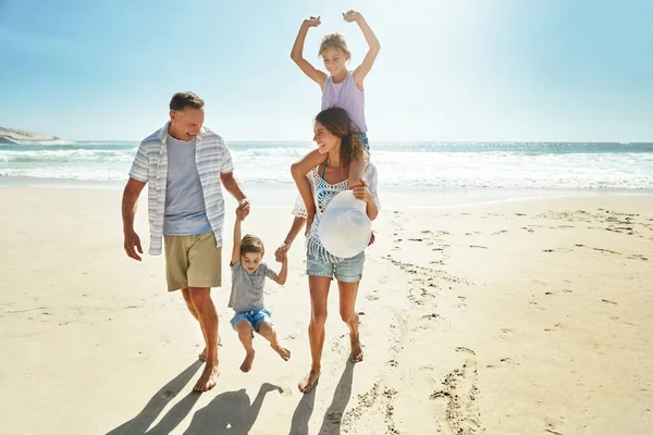 Lieben Diese Schönen Tage Strand Eine Familie Die Ein Paar — Stockfoto