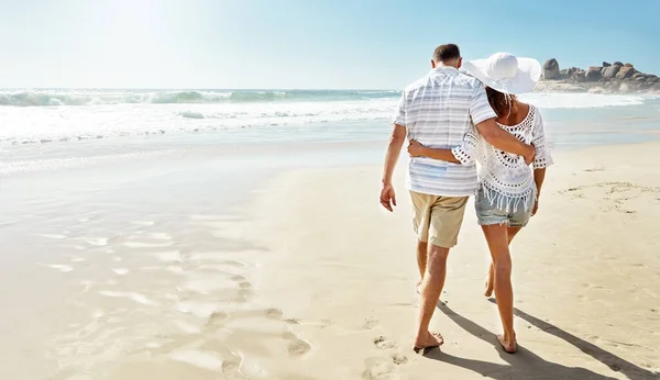 Spaziergänge Strand Sind Ihr Ding Ein Reifes Paar Geht Strand — Stockfoto
