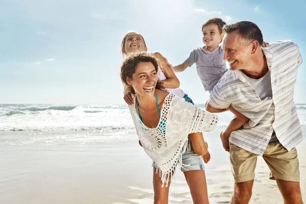 Лето Веселье Подъеме Семья Проводящая Время Вместе Пляже — стоковое фото